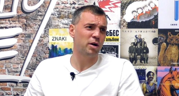 Артем Дзюба рассказывает, почему ему тяжело играть в столице Чечни. Кадр видео YouTube-канала "Грустная передача о футболе" https://www.youtube.com/watch?v=EDwTlQmi6Mo Артем Дзюба рассказывает, почему ему тяжело играть в столице Чечни. Кадр видео YouTube-канала "Грустная передача о футболе" https://www.youtube.com/watch?v=EDwTlQmi6Mo