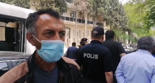Жители села Хошбулаг Дашкесанского района на акции протеста перед зданием администрации президента в Баку. Кадр видео https://turan.az/ext/news/2021/5/free/Social/ru/4343.htm Жители села Хошбулаг Дашкесанского района на акции протеста перед зданием администрации президента в Баку. Кадр видео https://turan.az/ext/news/2021/5/free/Social/ru/4343.htm