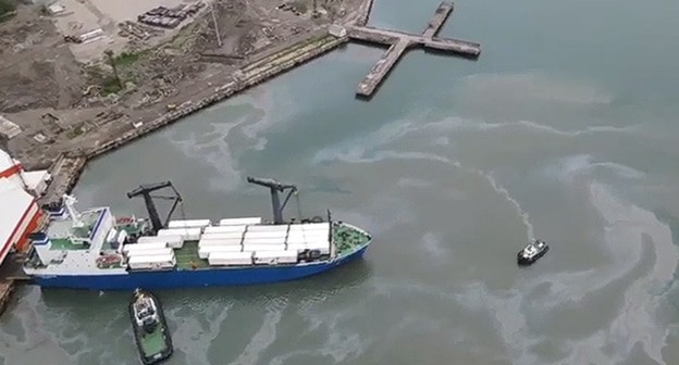 Разлив нефти в  море близ Туапсе. Кадр видео 
Живая Кубань https://www.youtube.com/watch?v=RlMXWPsJbJs&t=1s
