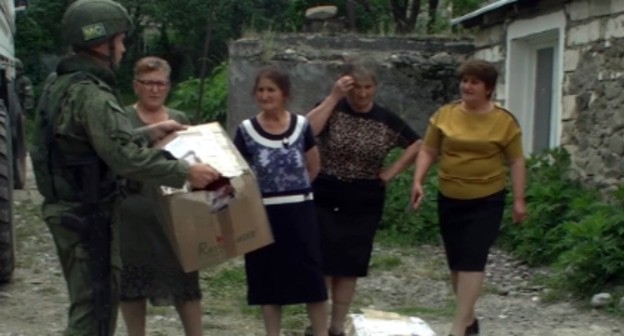 Миротворец передает беженцам в селах Хнкаван и Чапар Мардакертского Нагорного Карабаха гуманитарный груз. Фото пресс-службы МО России http://mil.ru/russian_peacekeeping_forces/news/more.htm?id=12363396@egNews Миротворец передает беженцам в селах Хнкаван и Чапар Мардакертского Нагорного Карабаха гуманитарный груз. Фото пресс-службы МО России http://mil.ru/russian_peacekeeping_forces/news/more.htm?id=12363396@egNews