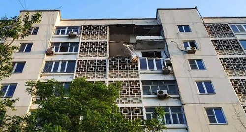 Пострадавший от взрыва бытового газа дом во втором микрорайоне. Элиста, 1 июня 2021 года. Фото Бадмы Бюрчиева для "Кавказского узла" Пострадавший от взрыва бытового газа дом во втором микрорайоне. Элиста, 1 июня 2021 года. Фото Бадмы Бюрчиева для "Кавказского узла"