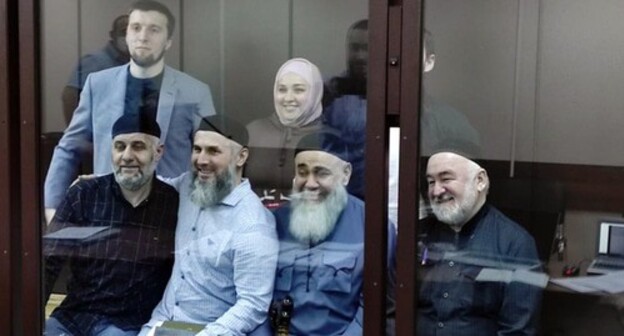 Обвиняемые по делу о протестах в Магасе: Исмаил Нальгиев, Зарифа Саутиева (стоят), Барах Чемурзиев, Муса Масальгов, Ахмед Барахоев и Малсаг Ужахов. Фото "Кавказского узла" Обвиняемые по делу о протестах в Магасе: Исмаил Нальгиев, Зарифа Саутиева (стоят), Барах Чемурзиев, Муса Масальгов, Ахмед Барахоев и Малсаг Ужахов. Фото "Кавказского узла"
