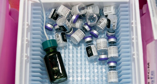 Вакцина. Фото Сэмюэл Колвин https://ru.wikipedia.org/wiki/Вакцина_Pfizer/BioNTech_против_COVID-19 Вакцина. Фото Сэмюэл Колвин https://ru.wikipedia.org/wiki/Вакцина_Pfizer/BioNTech_против_COVID-19