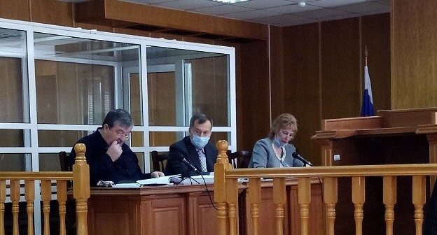 Валерий Карданов (в центре) с адвокатами Алауди Мусаевым и Натальей Харченко. Апрель 2021 года. Фото Людмилы Маратовой для "Кавказского узла" Валерий Карданов (в центре) с адвокатами Алауди Мусаевым и Натальей Харченко. Апрель 2021 года. Фото Людмилы Маратовой для "Кавказского узла"