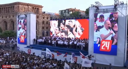 Митинг сторонников Кочаряна. Стоп-кадр видео канала
NEWS AM, https://www.youtube.com/watch?v=lBIaoPlyy8g&t=1s Митинг сторонников Кочаряна. Стоп-кадр видео канала
NEWS AM, https://www.youtube.com/watch?v=lBIaoPlyy8g&t=1s