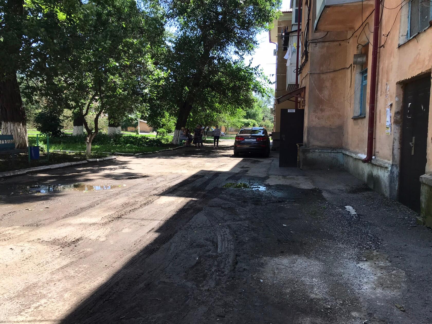 Грязь во дворе дома по Первомайской улице в Красном Сулине. Фото Вячеслава Прудникова для "Кавказского узла"