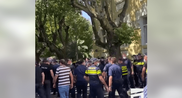 Полиция на акции в Батуми 20 июня 2021 года. Стоп-кадр видео https://www.facebook.com/watch/?ref=external&v=784421552265443