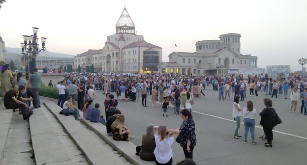 Жители Степанакерта собираются на митинг, чтоб потребовать отставки президента Нагорного Карабаха. 21 июня 2021 г. Фото Алвард Григорян для "Кавказского узла" Жители Степанакерта собираются на митинг, чтоб потребовать отставки президента Нагорного Карабаха. 21 июня 2021 г. Фото Алвард Григорян для "Кавказского узла"