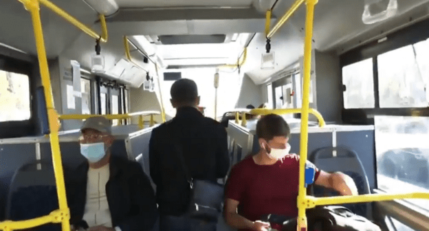 Пассажиры автобуса в Махачкале. Кадр видео пресс-службы администрации Махачкалы https://www.instagram.com/p/CGXlYWvKrLF/ Пассажиры автобуса в Махачкале. Кадр видео пресс-службы администрации Махачкалы https://www.instagram.com/p/CGXlYWvKrLF/