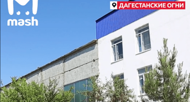 Детский сад и кирпичный завод стоят впритык друг к другу. Стоп-кадр из видеоролика Mash в соцсети "ВКонтакте" от 24 мая, https://vk.com/video-112510789_456272048?list=823e858a03350524a7