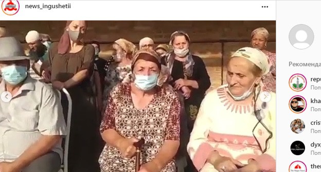 Переселенцы из Чечни жалуются Владимиру Путину на нерешенную проблему с жильем в Ингушетии. Кадр видеообращения, размещенного в Instagram-паблике "Новости Ингушетии" https://www.instagram.com/p/CQrHb33sMbhiJ0QoS6uhdd4bR2IVlZPA-HZIm40/