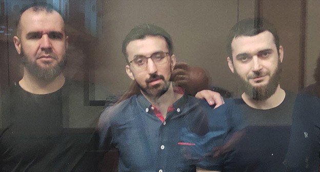 Абубакар Ризванов, Кемал Тамбиев и Абдулмумин Гаджиев (слева направо) в зале суда, 1 июля 2021 года. Фото Константина Волгина для "Кавказского узла"
