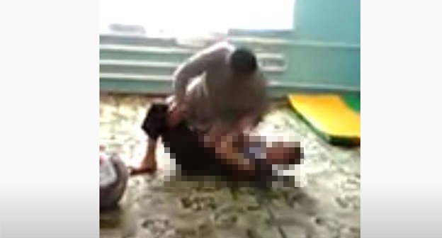 Кадр видео "Избиение воспитанников в Троицком детском доме-интернате для умственно отсталых детей. Ингушетия", опубликованного на YouTube-канале "Газета "Совершенно секретно" https://www.youtube.com/watch?v=ZO38aWNwJqM
