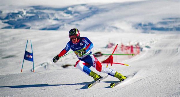 Горнолыжник на курорте "Эльбрус". Фото пресс-службы курорта http://resort-elbrus.ru/ Горнолыжник на курорте "Эльбрус". Фото пресс-службы курорта http://resort-elbrus.ru/