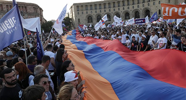 Стороники блока Роберта Кочаряна "Айастан". 18 июня 2021 г. Фото: Stepan Poghosyan/Photolure via REUTERS Стороники блока Роберта Кочаряна "Айастан". 18 июня 2021 г. Фото: Stepan Poghosyan/Photolure via REUTERS