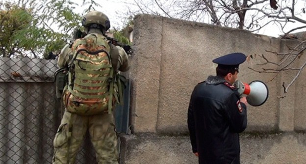 Силовики во время проведения КТО. Фото: http://nac.gov.ru/kontrterroristicheskie-operacii/v-kbr-unichtozhen-bandit-prichastnyy-k-rasstrelu.html Силовики во время проведения КТО. Фото: http://nac.gov.ru/kontrterroristicheskie-operacii/v-kbr-unichtozhen-bandit-prichastnyy-k-rasstrelu.html