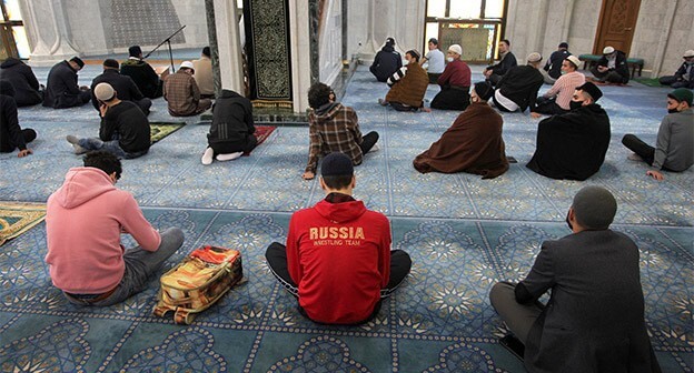 Верующие в мечети. Фото: REUTERS/Алексей Насыров Верующие в мечети. Фото: REUTERS/Алексей Насыров