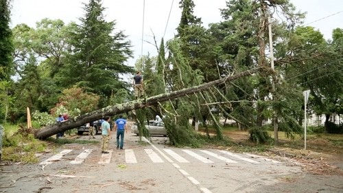 В Сухуме после урагана 04.07.2021. Фото пресс-службы МЧС Абхазии https://www.mchsra.info/novosti/item/1799-okolo-sta-sotrudnikov-mchs-abkhazii-byli-zadejstvovany-v-likvidatsii-posledstvij-stikhii В Сухуме после урагана 04.07.2021. Фото пресс-службы МЧС Абхазии https://www.mchsra.info/novosti/item/1799-okolo-sta-sotrudnikov-mchs-abkhazii-byli-zadejstvovany-v-likvidatsii-posledstvij-stikhii