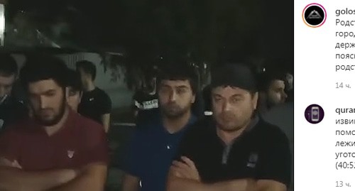 Родственники задержанного в Хасавюрте у здания горотдела полиции. Скриншот сообщения https://www.instagram.com/p/CRCd266oaeR/ Родственники задержанного в Хасавюрте у здания горотдела полиции. Скриншот сообщения https://www.instagram.com/p/CRCd266oaeR/