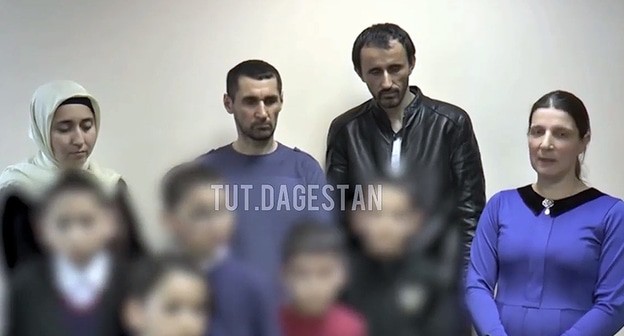 Родители школьников описывают жестокое обращение с детьми в интернате Южно-Сухокумска. Кадр видео 
TUT.DAGESTAN https://www.youtube.com/watch?v=MxzEzFsbkC0
