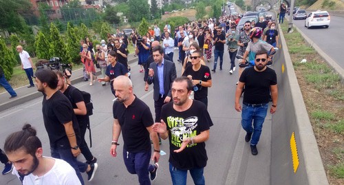 Жители Тбилсии идут траурным маршем. Похороны Лексо Лашкарава. 14.07.2021. Фото Беслана Кмузова для "Кавказского узла"
