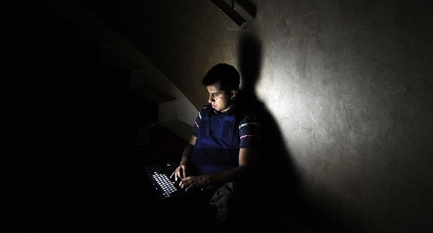 Журналист работает за ноутбуком. Фото REUTERS /
PAUL HACKETT
