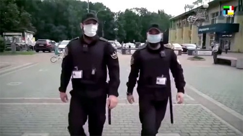 Уроженцы Чечни патрулируют одну из улиц Троицка. Стоп-кадр видео на странице https://web.facebook.com/groups/YasenevoDistrict/posts/3016811878641525 Уроженцы Чечни патрулируют одну из улиц Троицка. Стоп-кадр видео на странице https://web.facebook.com/groups/YasenevoDistrict/posts/3016811878641525