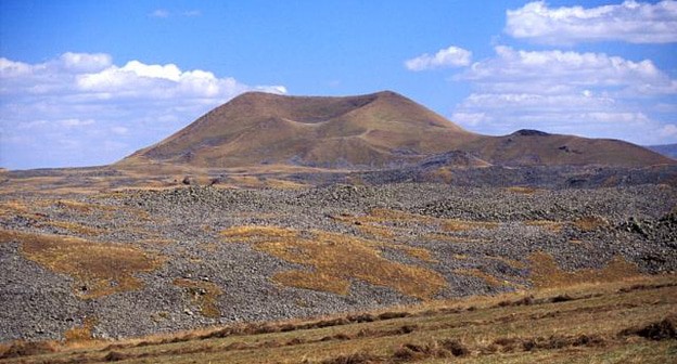 Лавовое поле вулкана Порак на границе Армении и Азербайджана. Фото Jim Luhr https://ru.wikipedia.org/wiki/Азербайджано-армянская_граница Лавовое поле вулкана Порак на границе Армении и Азербайджана. Фото Jim Luhr https://ru.wikipedia.org/wiki/Азербайджано-армянская_граница