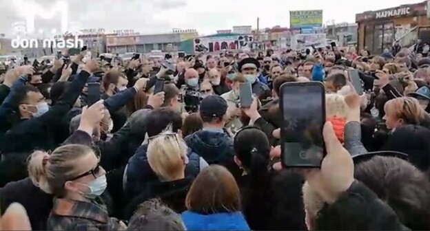 Возле рынка "Атланта" в Аксайском районе торговцы требуют открыть въезд, чтобы начать работать, 28 апреля 2021 года. Стопкадр из видео Telegram-канала «don mash». Возле рынка "Атланта" в Аксайском районе торговцы требуют открыть въезд, чтобы начать работать, 28 апреля 2021 года. Стопкадр из видео Telegram-канала «don mash».
