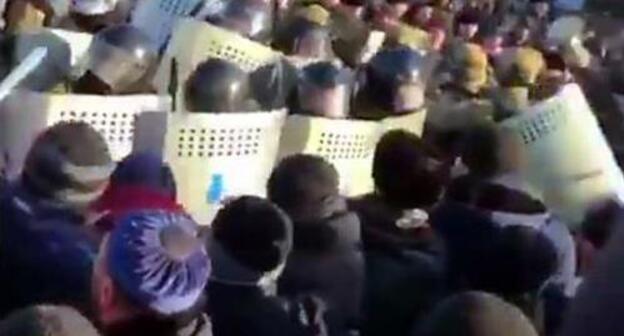 Столкновение сотрудников Росгвардии и митингующих в Магасе 27 марта 2019 года. Кадр видео Зарифы Саутиевой "Как Росгвардию мяли в Магасе"