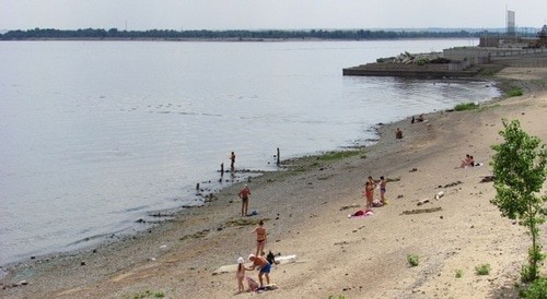 Дикий пляж напротив панорамы "Сталинградская битва" в Волгограде. Фото Вячеслава Ященко для "кавказского узла".