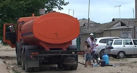Подвоз питьевой воды. Абстрактная иллюстрация. Скриншот видео "РГВК Дагестан" https://rgvktv.ru/obshchestvo/66728 Подвоз питьевой воды. Абстрактная иллюстрация. Скриншот видео "РГВК Дагестан" https://rgvktv.ru/obshchestvo/66728