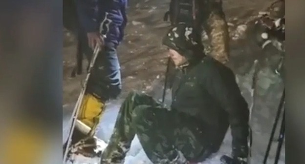 Эвакуация с Эльбруса альпиниста из Санкт-Петербурга. Кадр видео канала в instagram Эльбрусский ВПСО МЧС Росси https://www.instagram.com/elbrusskii_vpso/ Эвакуация с Эльбруса альпиниста из Санкт-Петербурга. Кадр видео канала в instagram Эльбрусский ВПСО МЧС Росси https://www.instagram.com/elbrusskii_vpso/