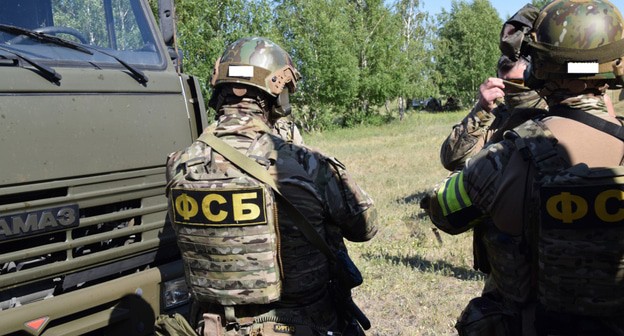Сотрудник ФСБ. Фото: информационный центр НАК - http://nac.gov.ru/antiterroristicheskie-ucheniya/operativnym-shtabom-v-chelyabinskoy-oblasti-2.html#&gid=1&pid=6 Сотрудник ФСБ. Фото: информационный центр НАК - http://nac.gov.ru/antiterroristicheskie-ucheniya/operativnym-shtabom-v-chelyabinskoy-oblasti-2.html#&gid=1&pid=6