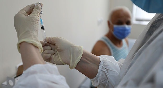 Медицинский работник делает прививку от COVID. Фото: REUTERS/Irakli Gedenidze Медицинский работник делает прививку от COVID. Фото: REUTERS/Irakli Gedenidze