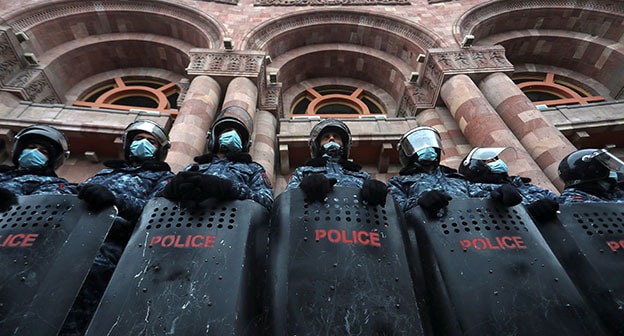Сотрудники полиции возле здания правительства Армении. Фото: Vahram Baghdasaryan/Photolure via REUTERS Сотрудники полиции возле здания правительства Армении. Фото: Vahram Baghdasaryan/Photolure via REUTERS