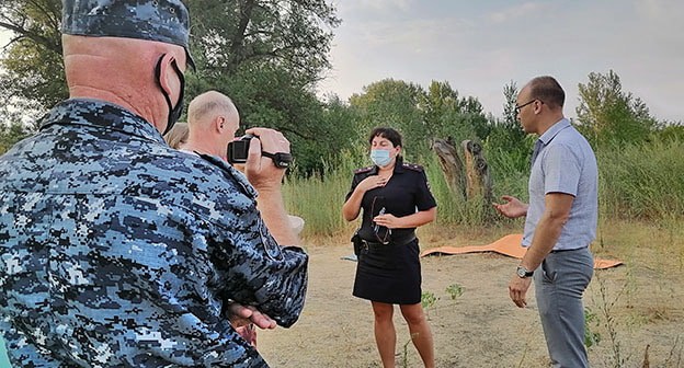 Участники палаточного городка в Волго-Ахтубинске общаются с сотрудниками полиции. Фото Татьяны Филимоновой для "Кавказского узла" Участники палаточного городка в Волго-Ахтубинске общаются с сотрудниками полиции. Фото Татьяны Филимоновой для "Кавказского узла"