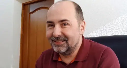 Дмитрий Богданов. Кадр видео Михаил Мах Народный батюшка ПРИЮТ АНГЕЛОВ https://www.youtube.com/watch?v=C66PGphYcck Дмитрий Богданов. Кадр видео Михаил Мах Народный батюшка ПРИЮТ АНГЕЛОВ https://www.youtube.com/watch?v=C66PGphYcck