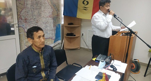 Батыр Боромангнаев (стоит) и Валерий Бадмаев (в национальном костюме) на Съезде ойрат-калмыцкого народа. Элиста, 29 мая. Фото Бадмы Бюрчиева для "Кавказского узла" Батыр Боромангнаев (стоит) и Валерий Бадмаев (в национальном костюме) на Съезде ойрат-калмыцкого народа. Элиста, 29 мая. Фото Бадмы Бюрчиева для "Кавказского узла"
