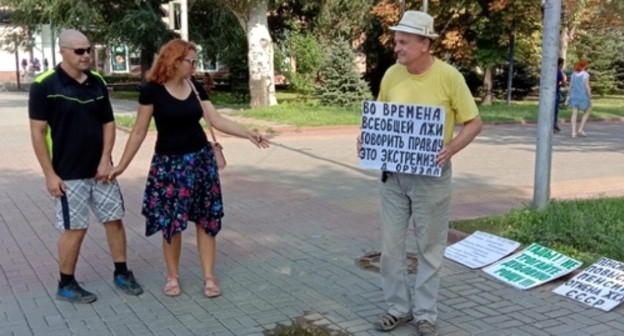 Одиночный пикет Владимира Тельпука привлек внимание прохожих. Волгоград, 22 августа 2021 года. Фото Вячеслава Ященко для "Кавказского узла". Одиночный пикет Владимира Тельпука привлек внимание прохожих. Волгоград, 22 августа 2021 года. Фото Вячеслава Ященко для "Кавказского узла".