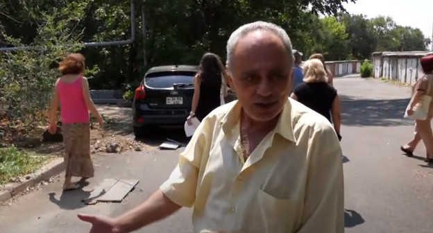 Житель многоэтажного дома в Физгородке. Скриншот видео https://www.youtube.com/watch?v=_9Fq__7J8Cg Житель многоэтажного дома в Физгородке. Скриншот видео https://www.youtube.com/watch?v=_9Fq__7J8Cg