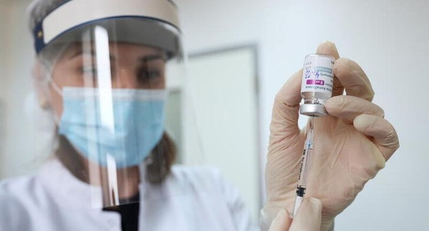 Медицинский работник наполняет шприц вакциной против коронавирусной болезни AstraZeneca (COVID-19) в больнице Тбилиси. Фото REUTERS/Ираклий Геденидзе Медицинский работник наполняет шприц вакциной против коронавирусной болезни AstraZeneca (COVID-19) в больнице Тбилиси. Фото REUTERS/Ираклий Геденидзе