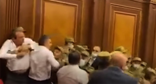 Драка в парламенте. 24 августа 2021 г. Скриншот видео https://i.imgur.com/ewfOBKJ.png Драка в парламенте. 24 августа 2021 г. Скриншот видео https://i.imgur.com/ewfOBKJ.png