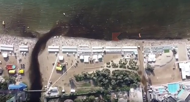 Загрязнение воды на побережье Анапы. Кадр видео
"Типичный Краснодар" https://vk.com/videos-33025155?z=video-33025155_456266159%2Fpl_-33025155_-2 Загрязнение воды на побережье Анапы. Кадр видео
"Типичный Краснодар" https://vk.com/videos-33025155?z=video-33025155_456266159%2Fpl_-33025155_-2