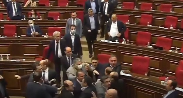 Драка  в парламенте Армении . Кадр видео 
Газета ТВ https://www.youtube.com/watch?v=y2y4-SidL5s
