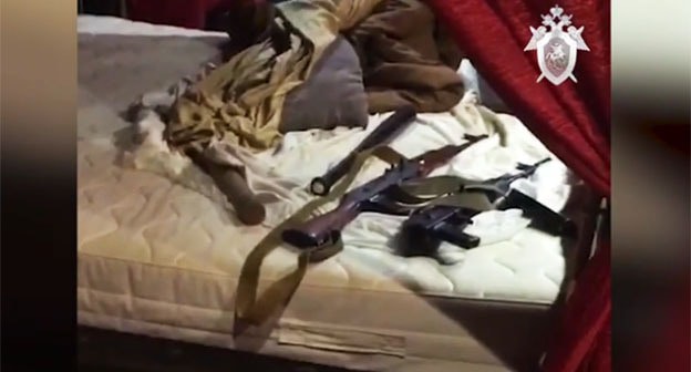Оружие, найденное при обыске. Скриншот видео https://kuban.sledcom.ru/news/item/1604270/ Оружие, найденное при обыске. Скриншот видео https://kuban.sledcom.ru/news/item/1604270/