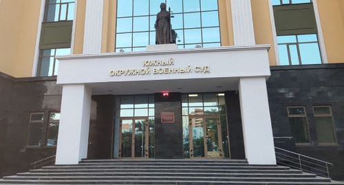Крыльцо Южного окружного военного суда. Фото Константина Волгина для "Кавказского узла" Крыльцо Южного окружного военного суда. Фото Константина Волгина для "Кавказского узла"