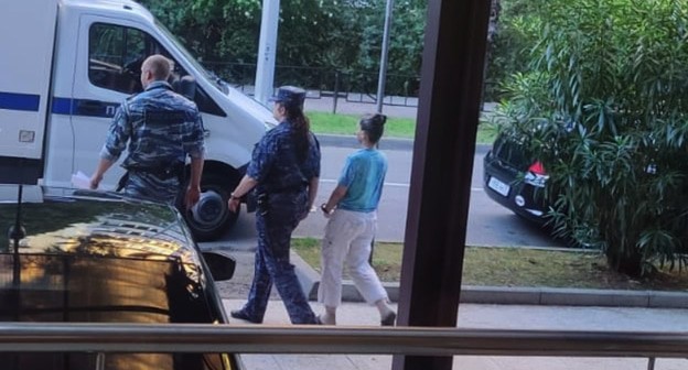 Галина Бурова выхрдит из здания СКР после допроса в наручниках Фото Антона Бурова для "Кавказского узла" Галина Бурова выхрдит из здания СКР после допроса в наручниках Фото Антона Бурова для "Кавказского узла"