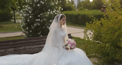 Халимат Тарамова в 16 лет. Фото: стоп-кадр видео агентства «Золотая свадьба» - https://ok.ru/video/277576684027 Халимат Тарамова в 16 лет. Фото: стоп-кадр видео агентства «Золотая свадьба» - https://ok.ru/video/277576684027