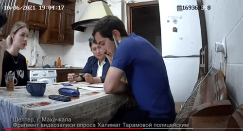 Опрос полицейским в шелтере. Фото: стоп-кадр видео - https://youtu.be/qxuKlucc7UU?t=339 Опрос полицейским в шелтере. Фото: стоп-кадр видео - https://youtu.be/qxuKlucc7UU?t=339